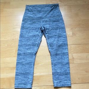 LULU lemon Wunder Under Capri tight